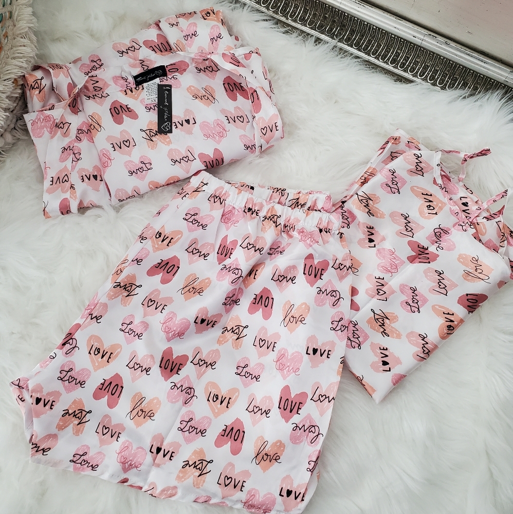 New! Emme Jordan Love Heart Print Sleepwear pajama set. Robe, shorts and cami ta
